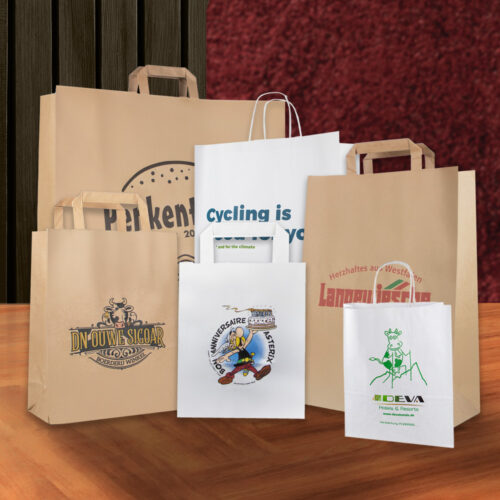 Papieren draagtassen met gevouwen of gedraaid handvat